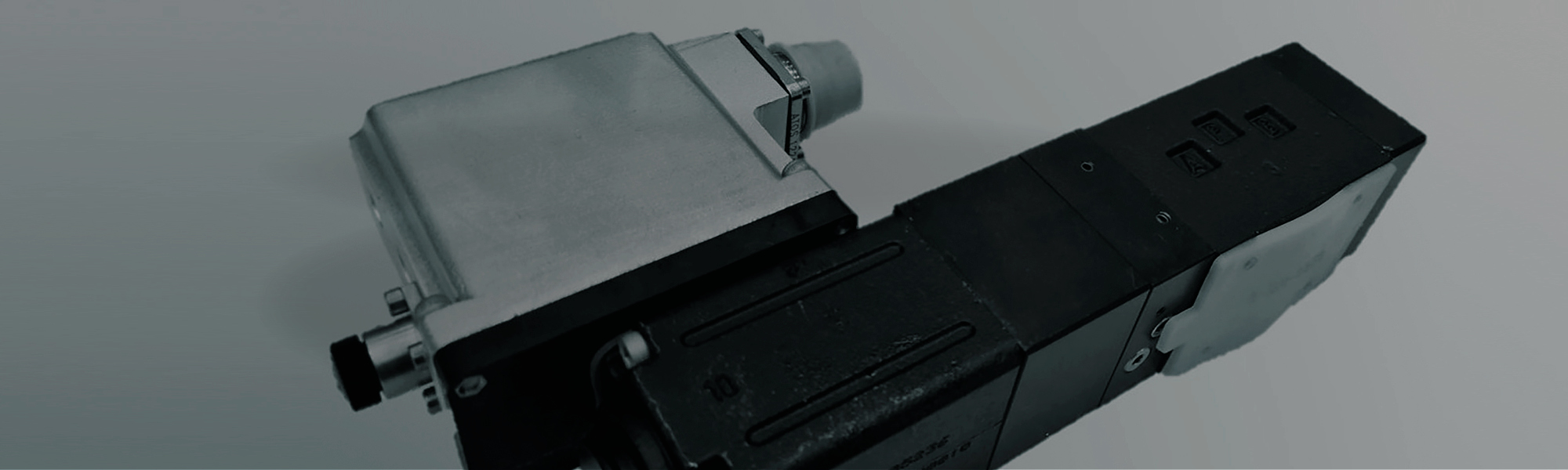 比例控制的活塞蓄能器